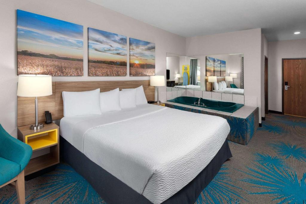 Days Inn & Suites by Wyndham Morris I-80