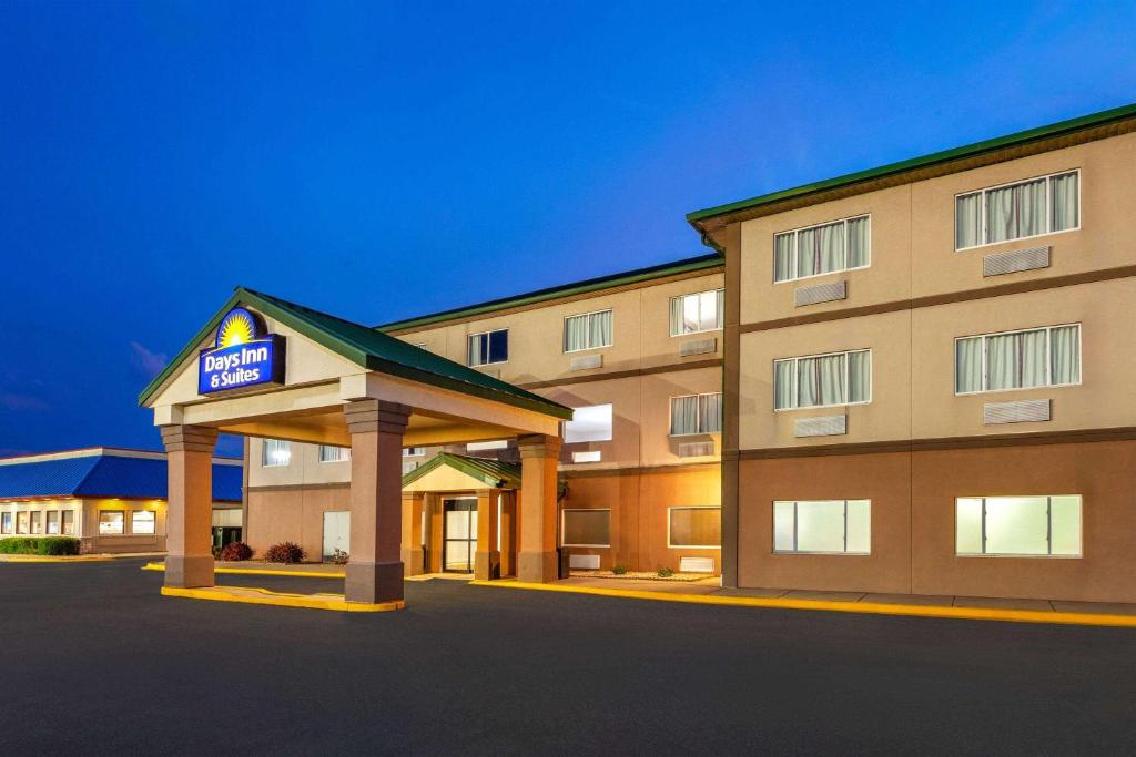 Days Inn & Suites by Wyndham Morris I-80 - Image 7