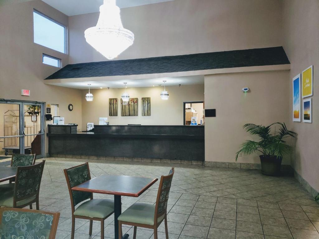 Days Inn & Suites by Wyndham Morris I-80 - Image 5