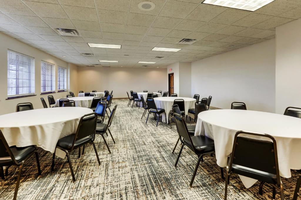 Stoney Creek Hotel Quad Cities - Moline - Image 8