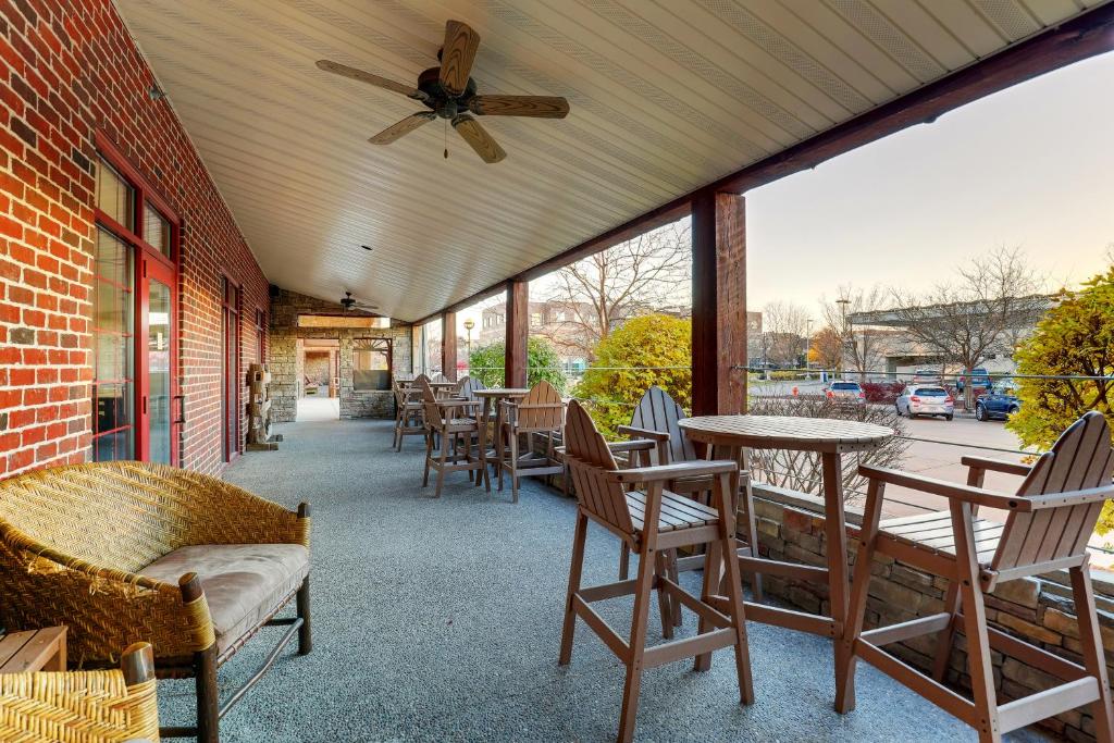 Stoney Creek Hotel Quad Cities - Moline - Image 7