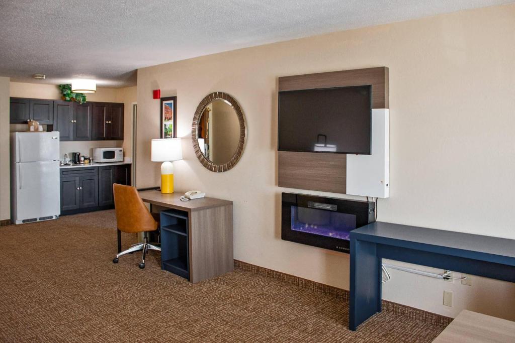 Comfort Inn & Suites Geneva- West Chicago - Image 8
