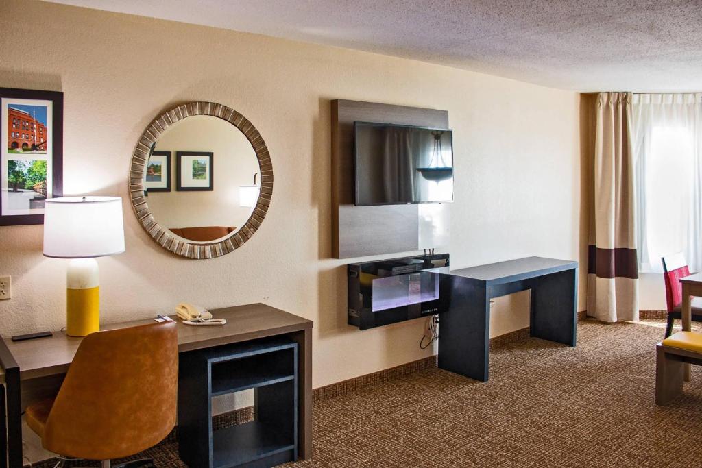 Comfort Inn & Suites Geneva- West Chicago - Image 7