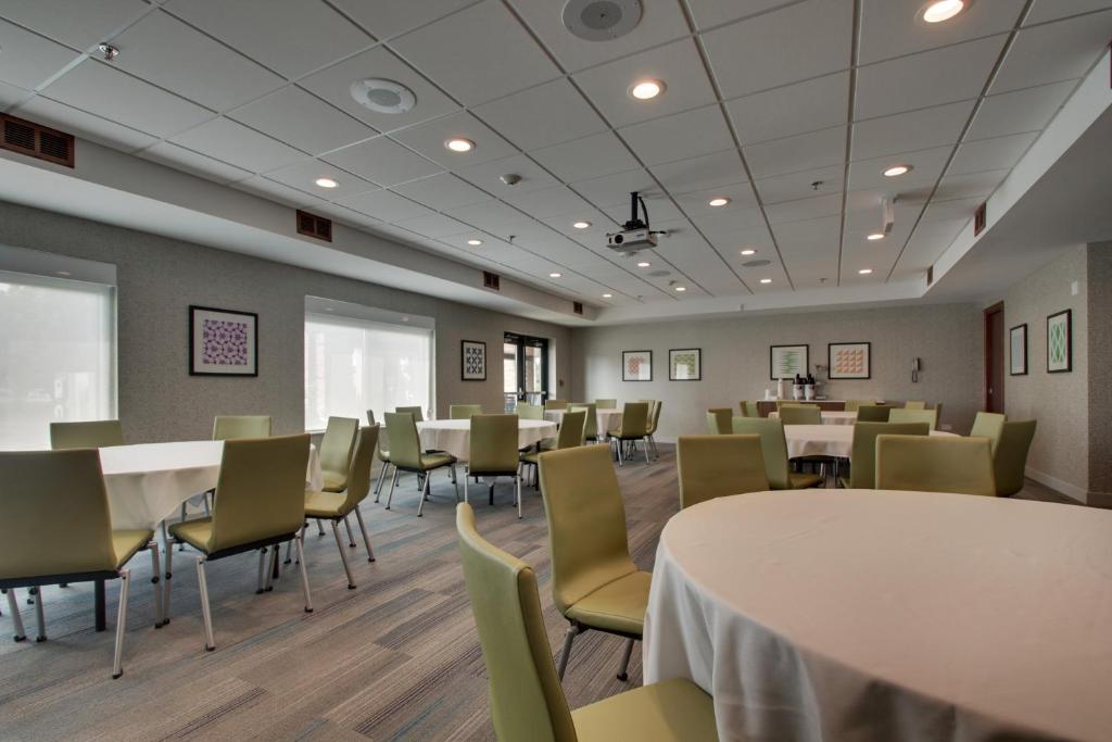 Holiday Inn Express & Suites Aurora - Naperville by IHG - Image 6