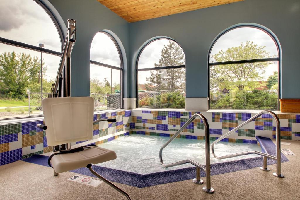 Holiday Inn Express & Suites Aurora - Naperville by IHG