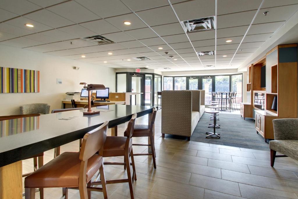 Holiday Inn Express & Suites Aurora - Naperville by IHG - Image 8