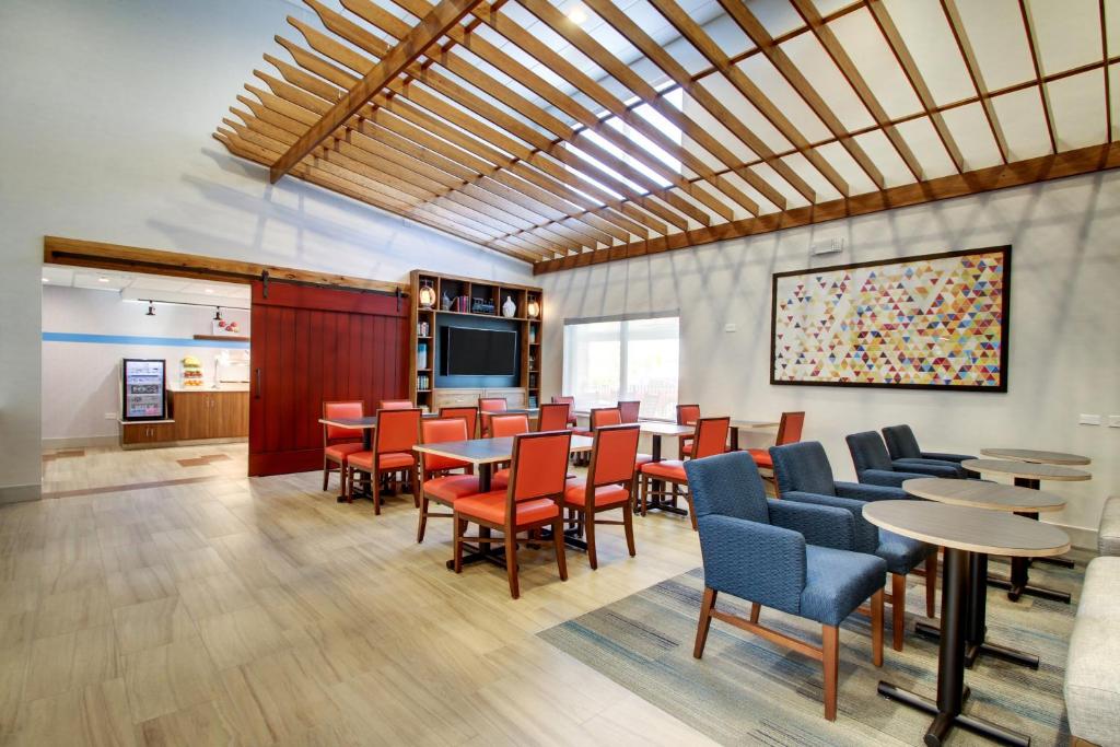 Holiday Inn Express & Suites Aurora - Naperville by IHG - Image 4