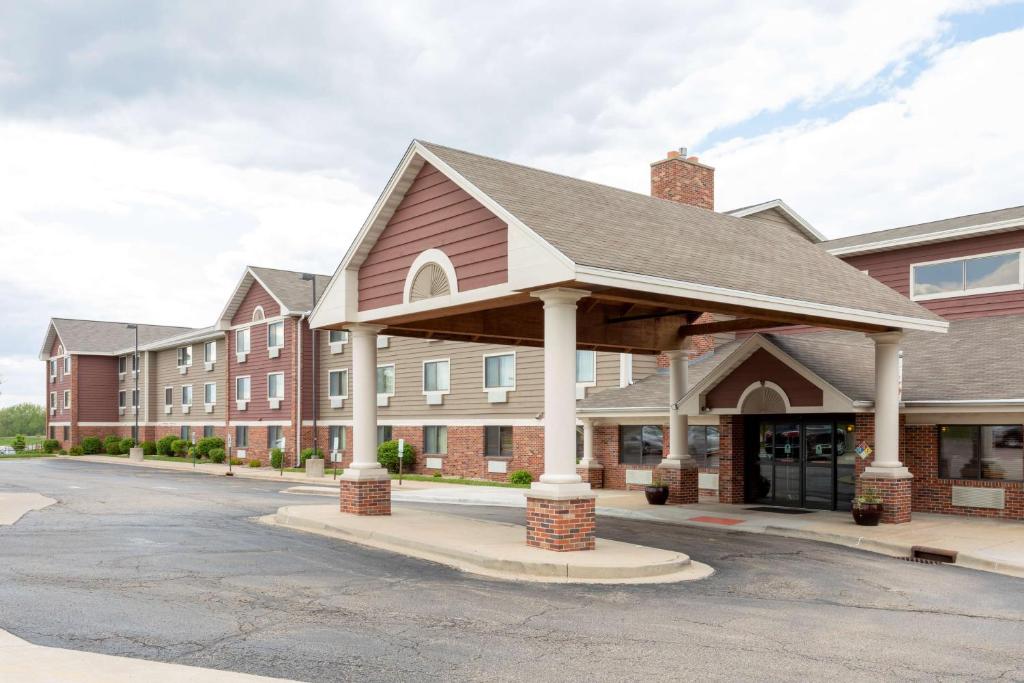AmericInn by Wyndham Peoria - Image 7