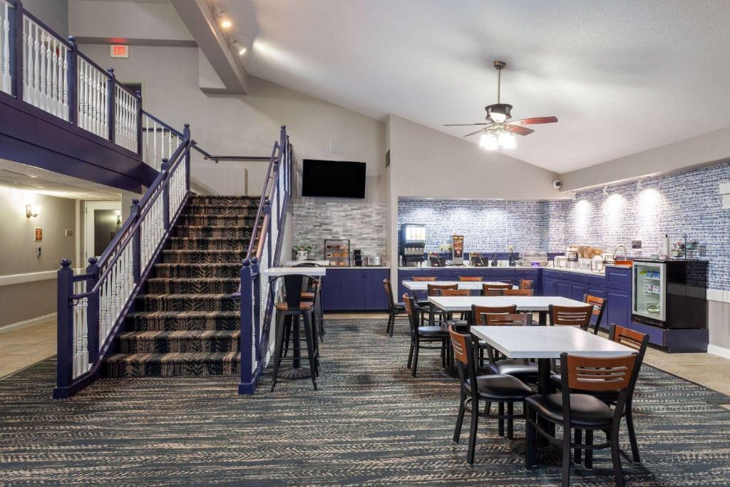 AmericInn by Wyndham Peoria - Image 5