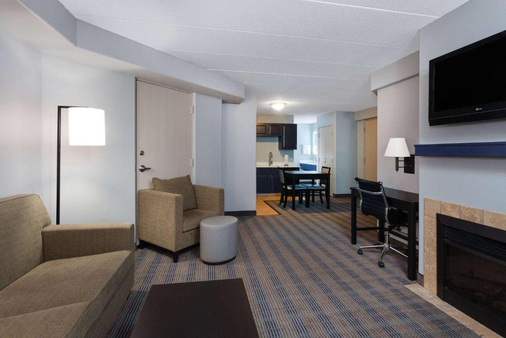 AmericInn by Wyndham Peoria - Image 6