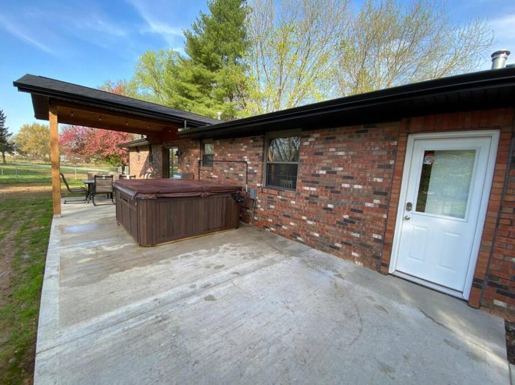 Hot Tub (Jacuzzi) - Photo 3