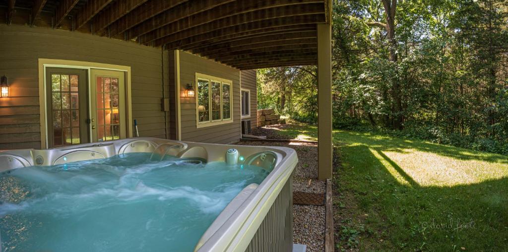The Lodge, 'North Woods' style, boutique Galena Getaway!