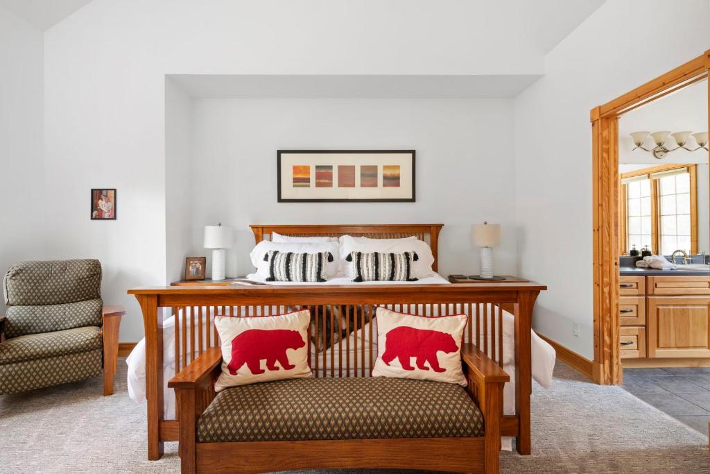 The Lodge, 'North Woods' style, boutique Galena Getaway! - Image 7
