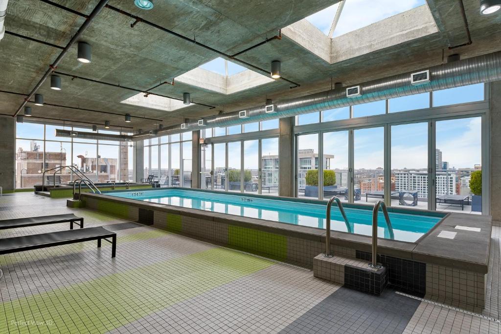 Jeffjack Heated Pool Penthouse in Chicago's West Loop