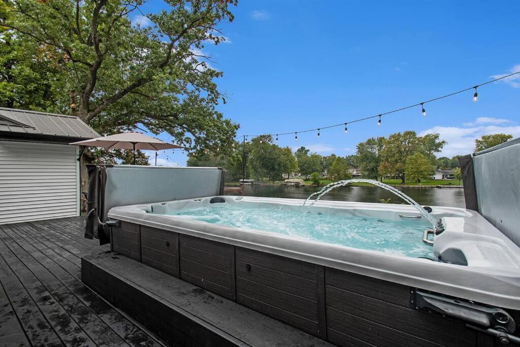 Hot Tub (Jacuzzi) - Photo 3