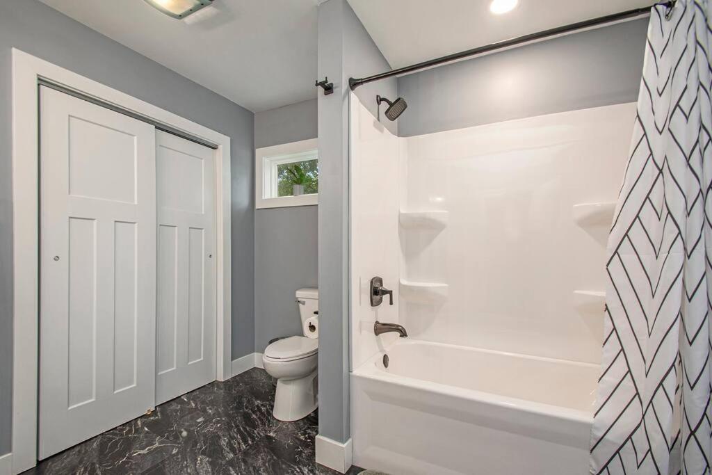 Sunset Point-Riverfront,SwimSpa,Kayaks,30 Min ND - Image 8