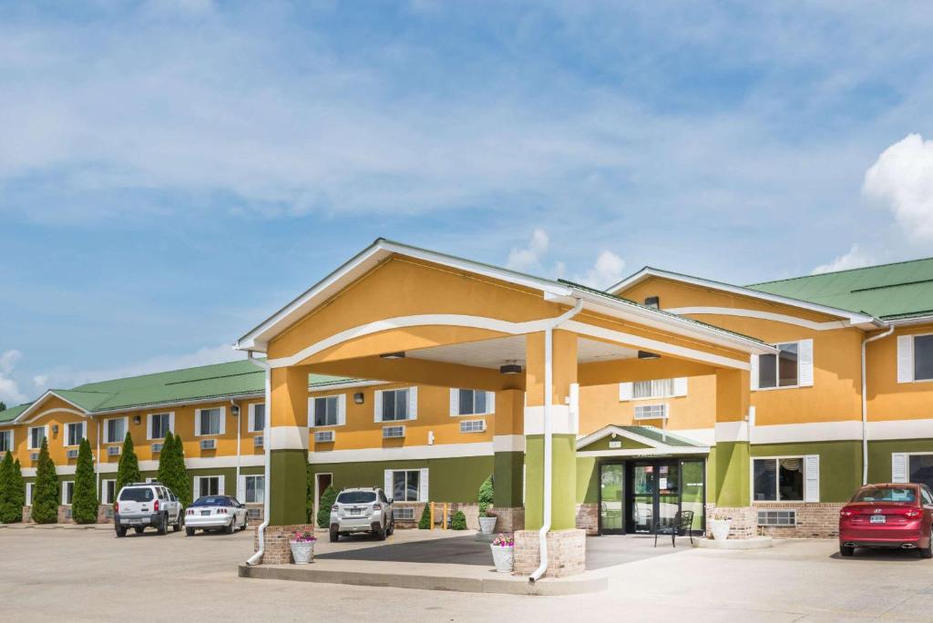 Super 8 by Wyndham Bedford - Image 7