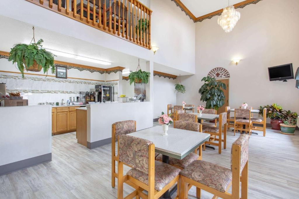 Super 8 by Wyndham Bedford - Image 6