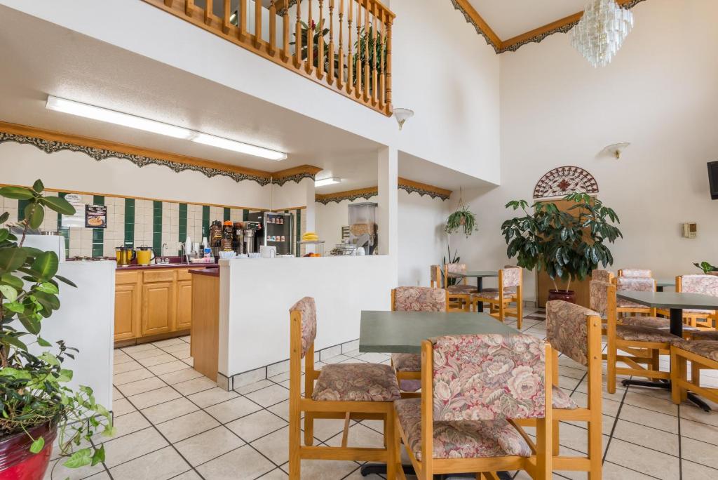 Super 8 by Wyndham Bedford - Image 5