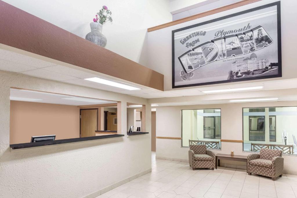 Super 8 by Wyndham Plymouth - Image 4