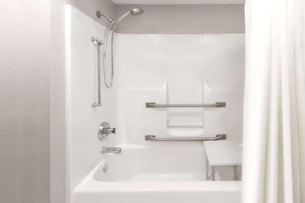 Super 8 by Wyndham Plymouth - Image 8