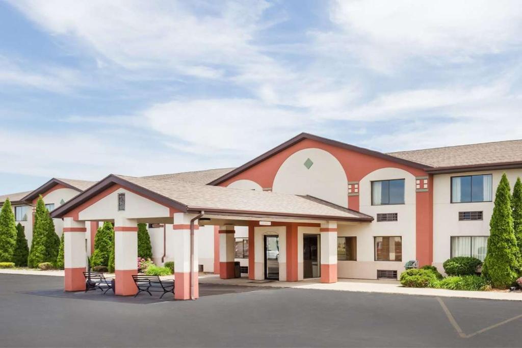 Super 8 by Wyndham Plymouth - Image 6