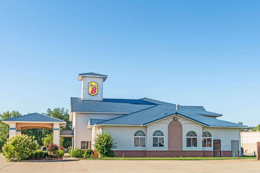 Super 8 by Wyndham Martinsville - Image 6