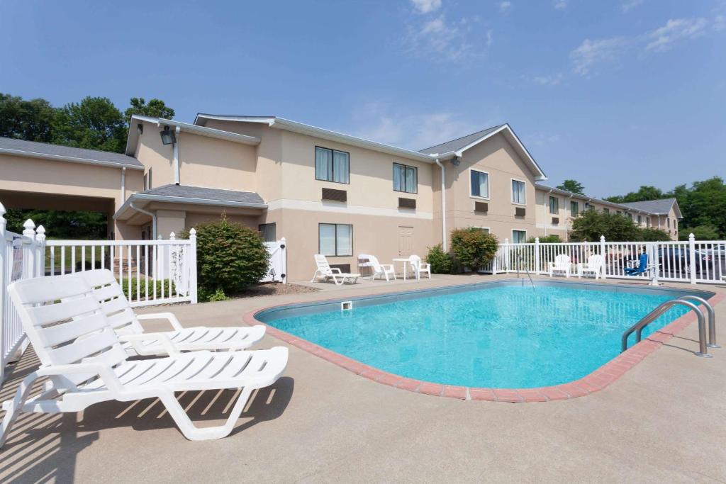 Ramada by Wyndham Tell City - Image 4