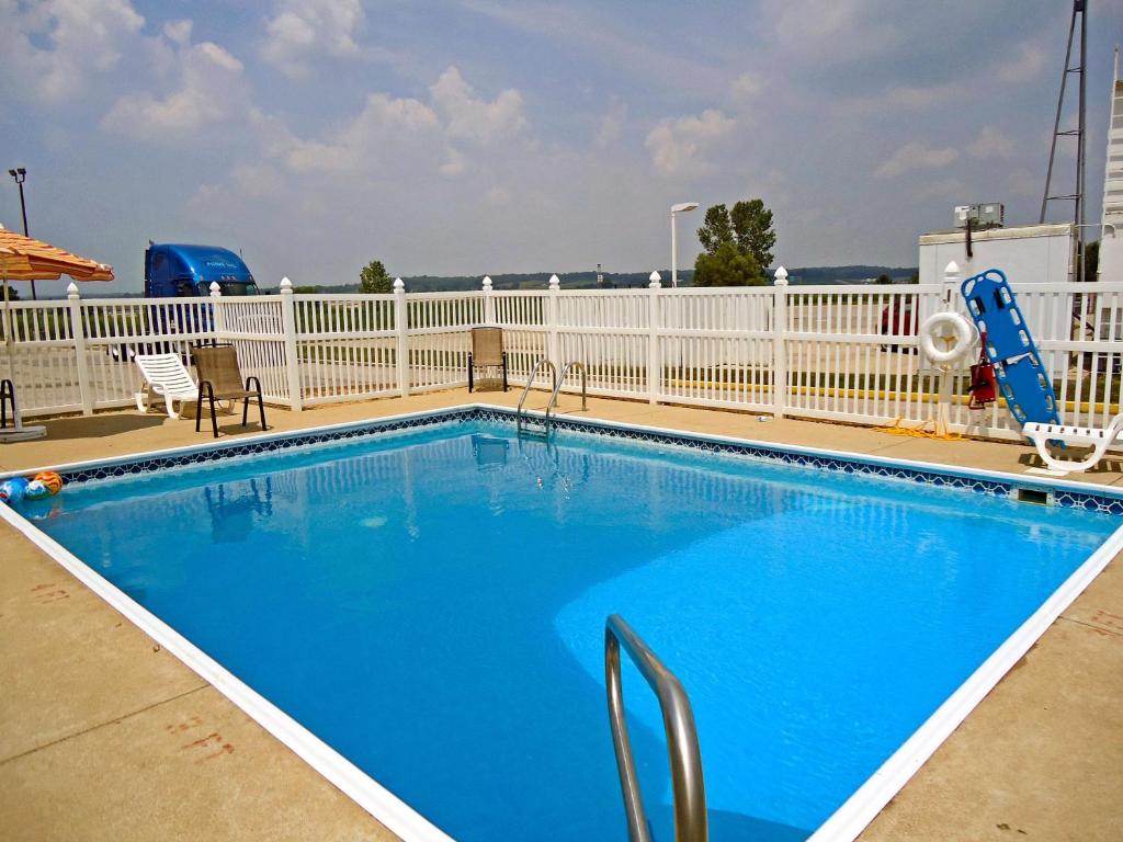 Motel 6 Dale, Indiana Near Holiday World and Splashing safari#Central Time #I64 Highway - Image 4