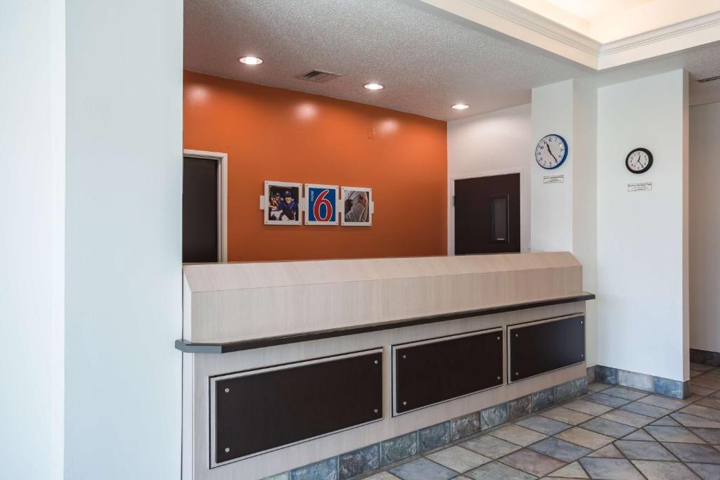 Motel 6 Dale, Indiana Near Holiday World and Splashing safari#Central Time #I64 Highway - Image 8