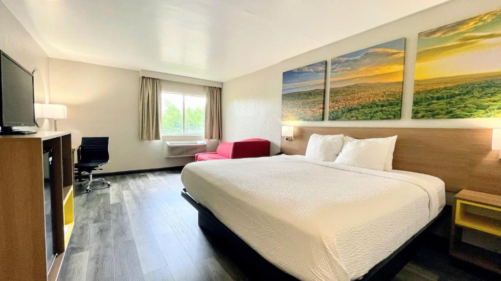 Days Inn by Wyndham Columbus IN - Image 8