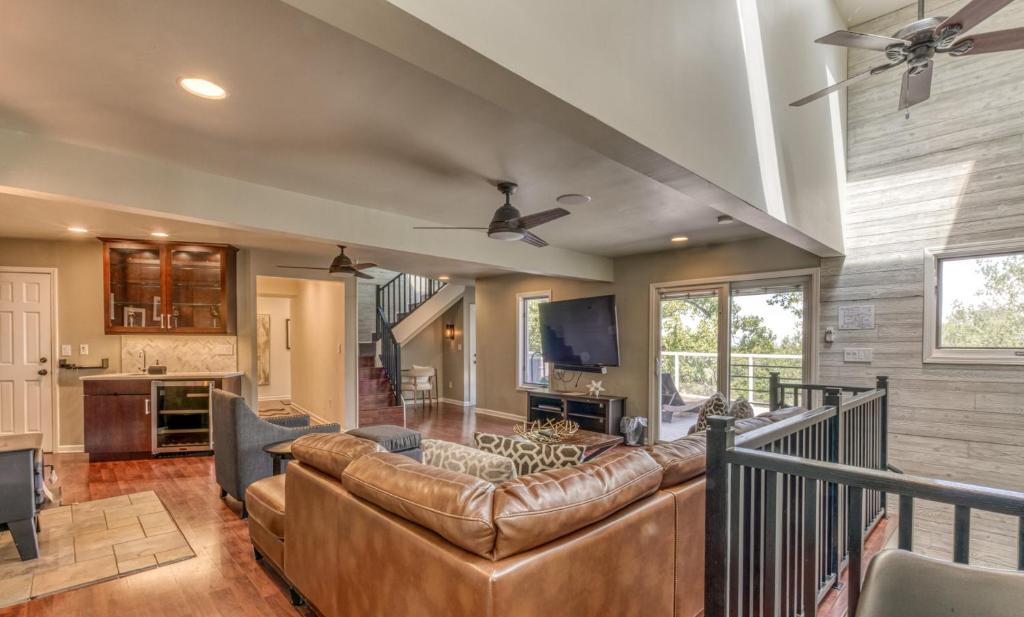 Villa Santorini The Addition - Image 8