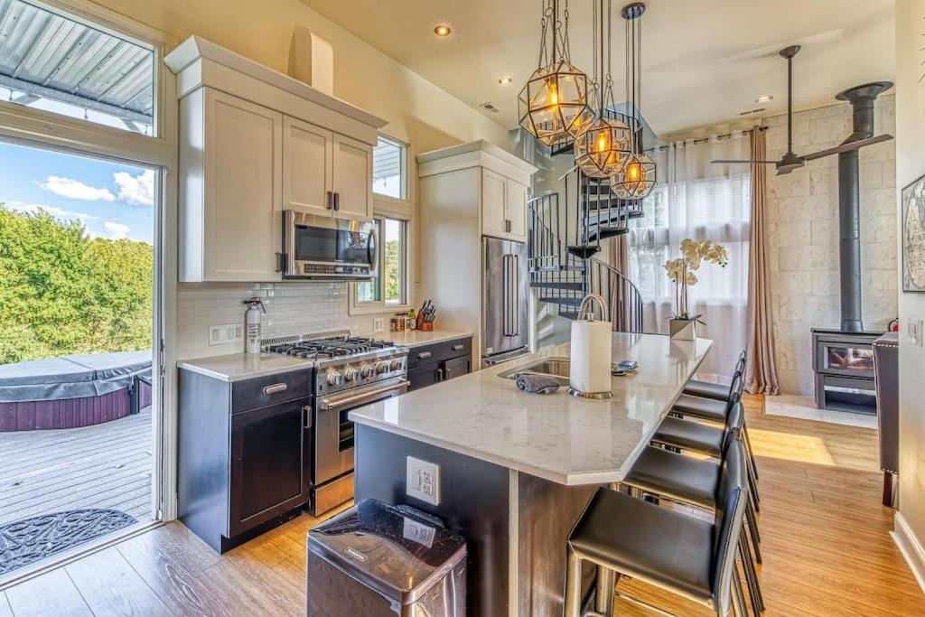 Hot Tub (Jacuzzi) - Photo 2