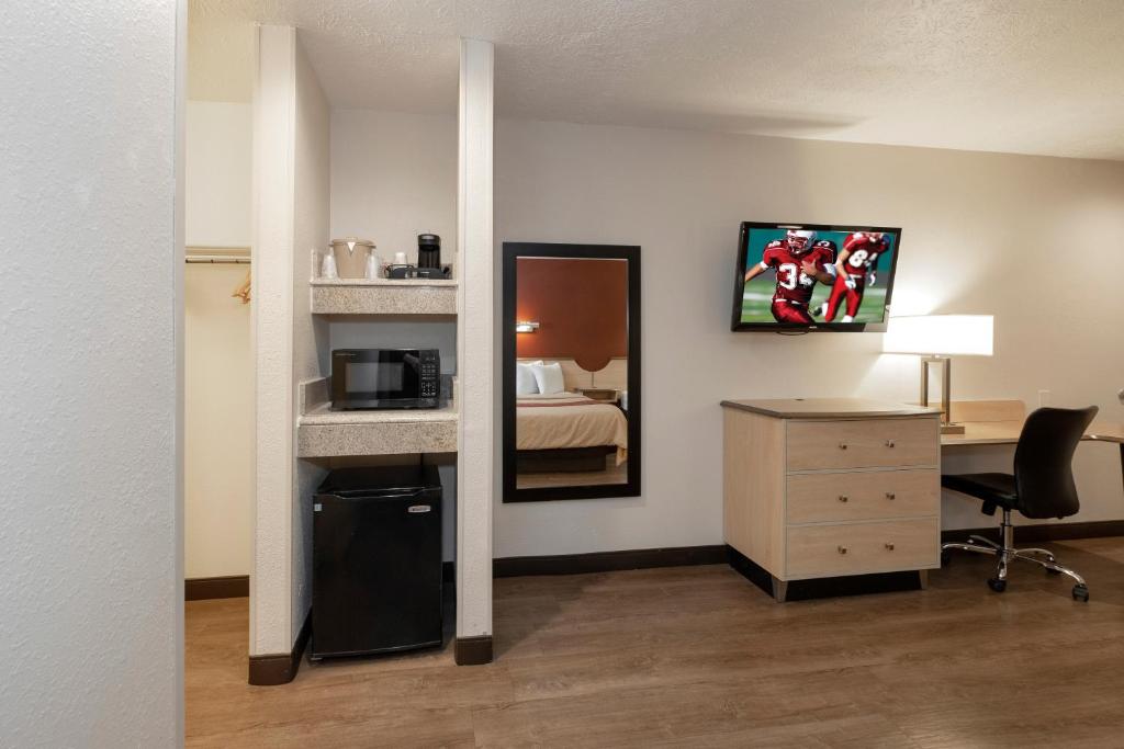 Red Roof Inn Indianapolis - Greenwood - Image 4