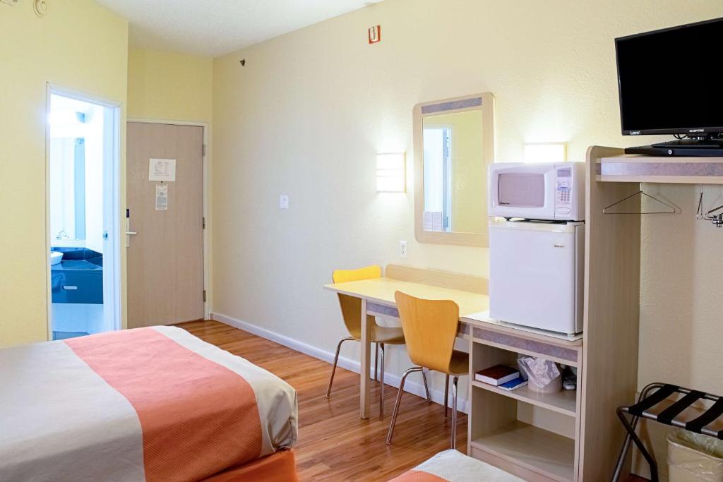 Motel 6-Seymour, IN - North - Image 5