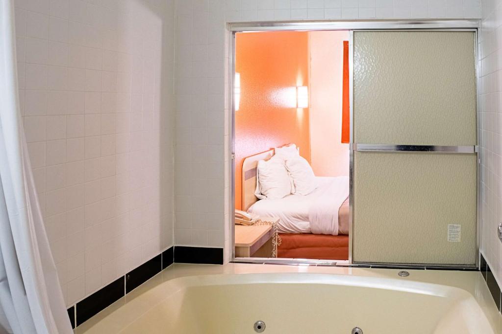 Motel 6-Seymour, IN - North