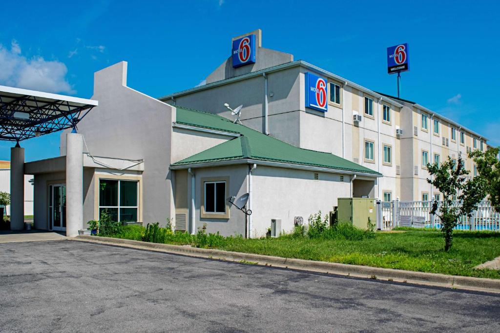 Motel 6-Seymour, IN - North - Image 7