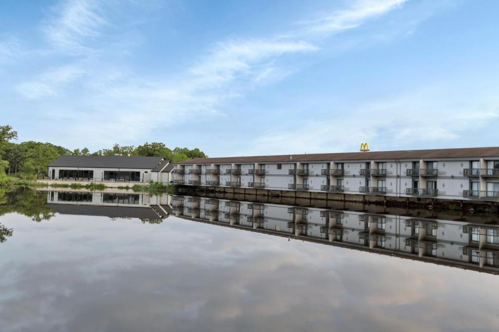 Waterbird Lakeside Inn - Image 6