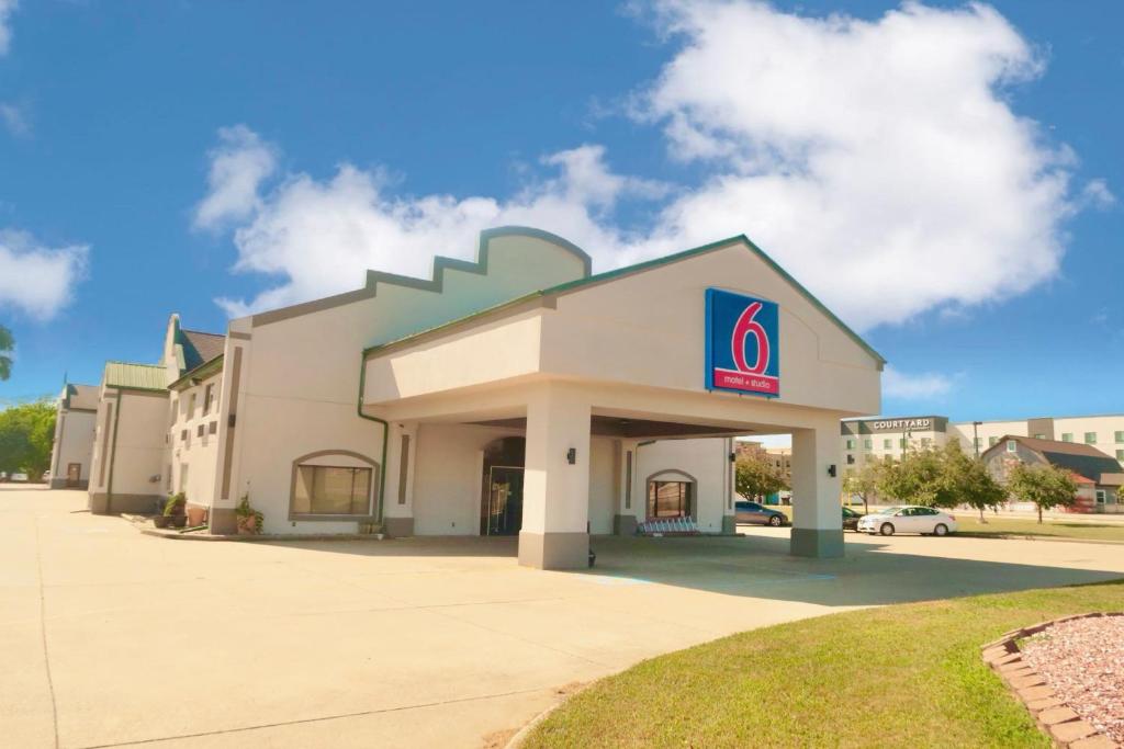 Studio 6 Elkhart, IN- Kitchenette Rooms - Image 6