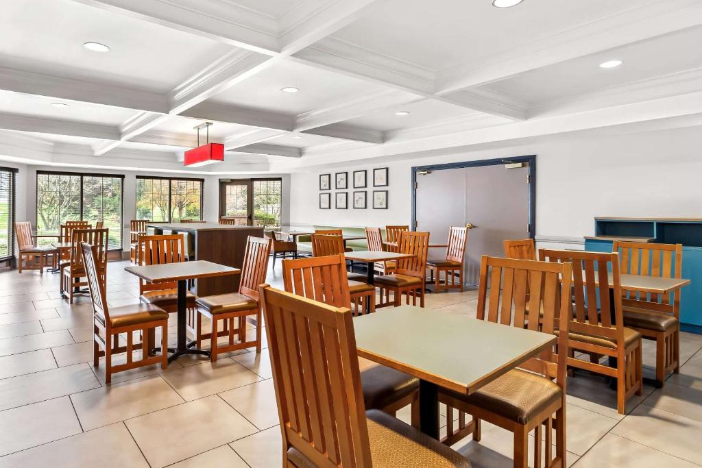 Country Inn & Suites by Radisson, Portage, IN - Image 5