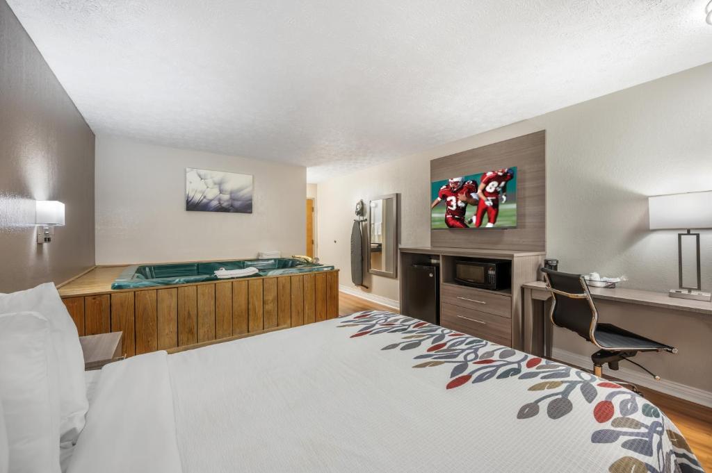 Hot Tub (Jacuzzi) - Photo 2