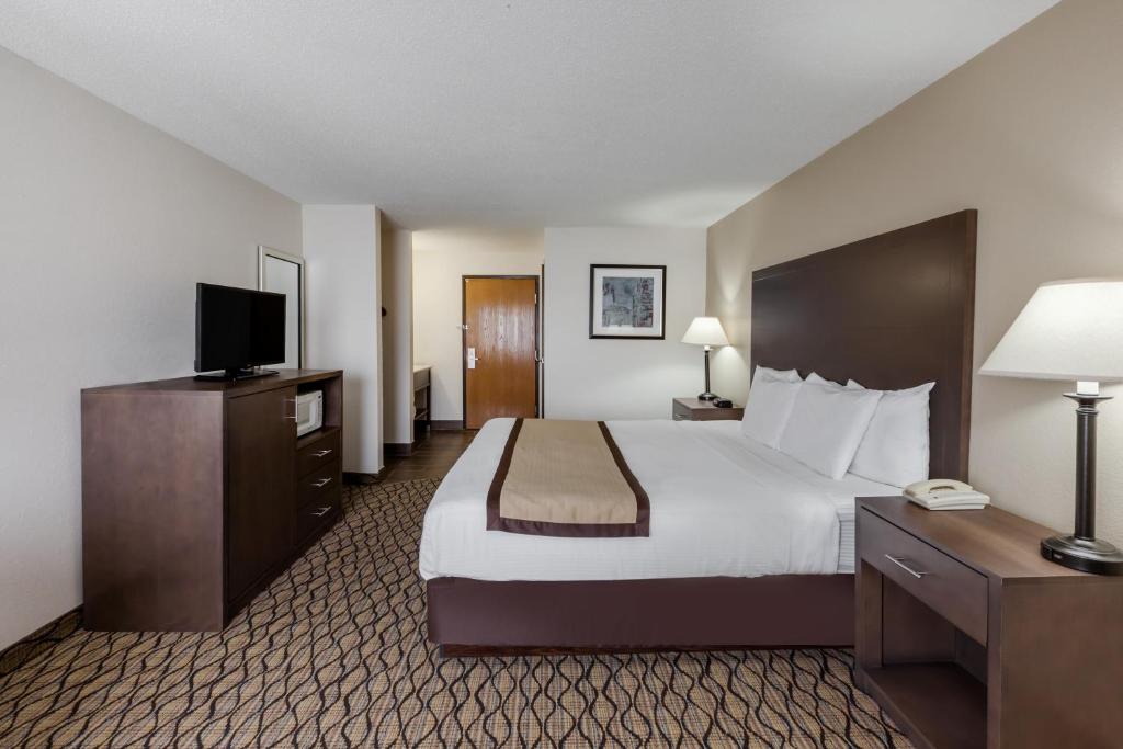 Baymont by Wyndham Auburn - Image 8