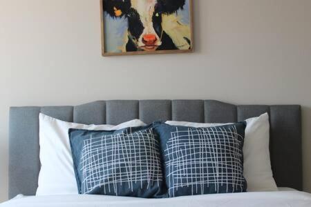 Onsite coffee bar just mins to Jack Thrice Stadium - Image 7