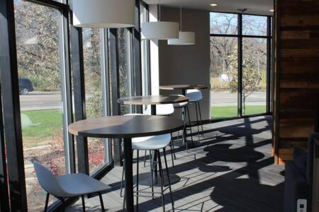 Onsite coffee bar just mins to Jack Thrice Stadium - Image 4