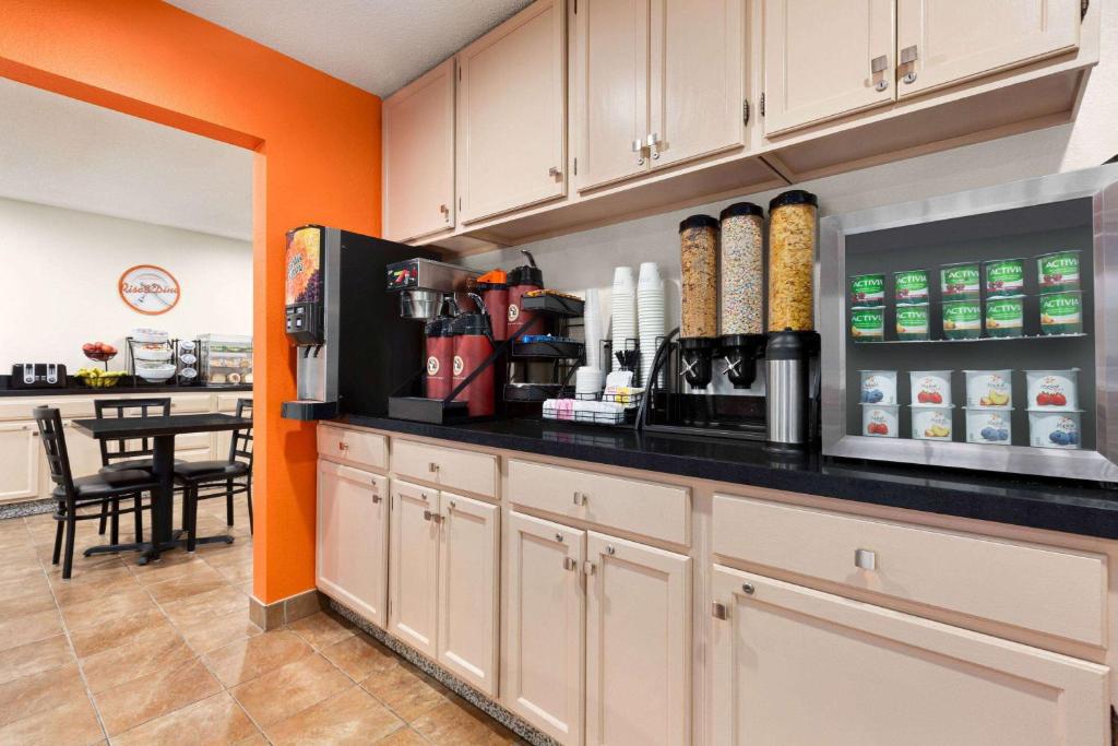 Howard Johnson by Wyndham Waterloo/Cedar Falls - Image 5