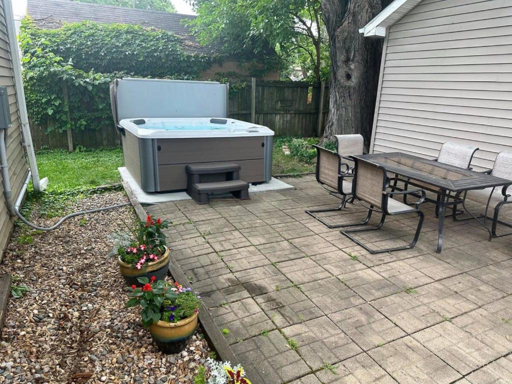 Hot Tub (Jacuzzi) - Photo 4