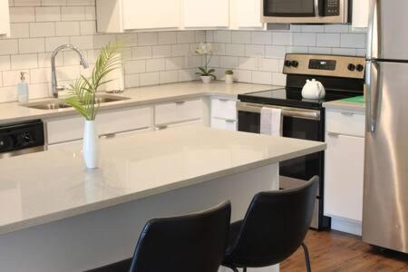 4 mi to Jack Thrice Stadium + hot tub - Image 7