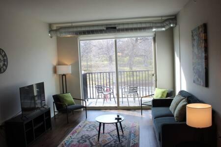 4 mi to Jack Thrice Stadium + hot tub - Image 8