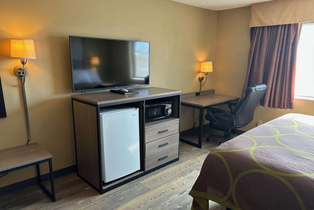 Super 8 by Wyndham Perry IA - Image 5