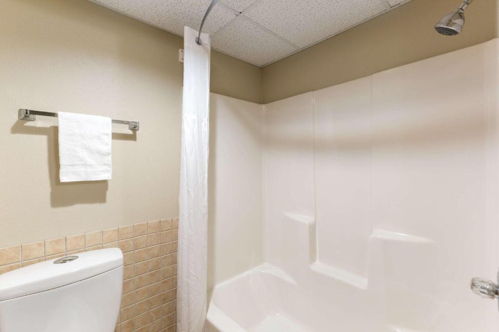 Super 8 by Wyndham Perry IA - Image 8